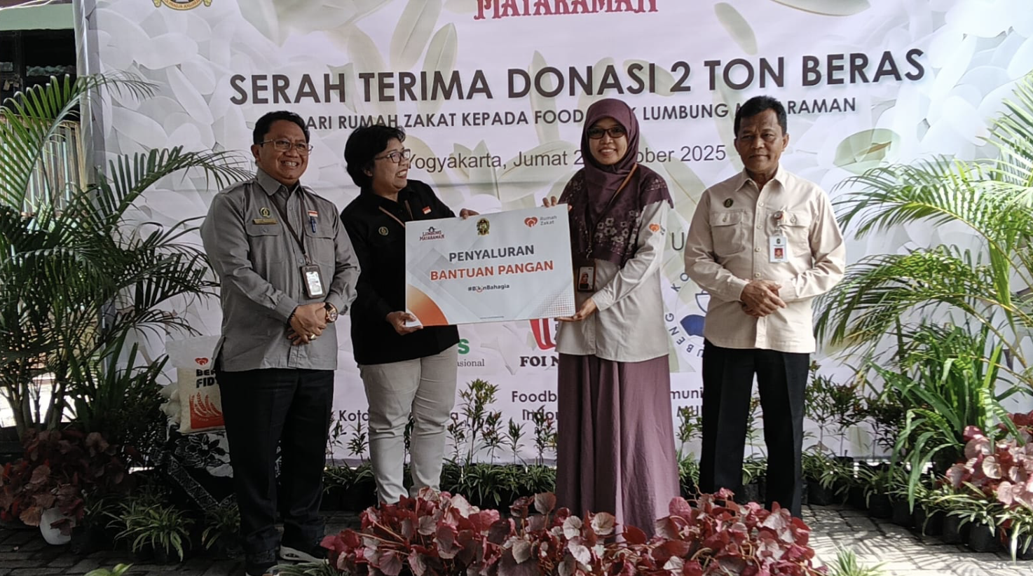 Rumah Zakat Donasikan 2 Ton Beras dan 300 Kaleng Superqurban ke Food Bank Lumbung Mataraman