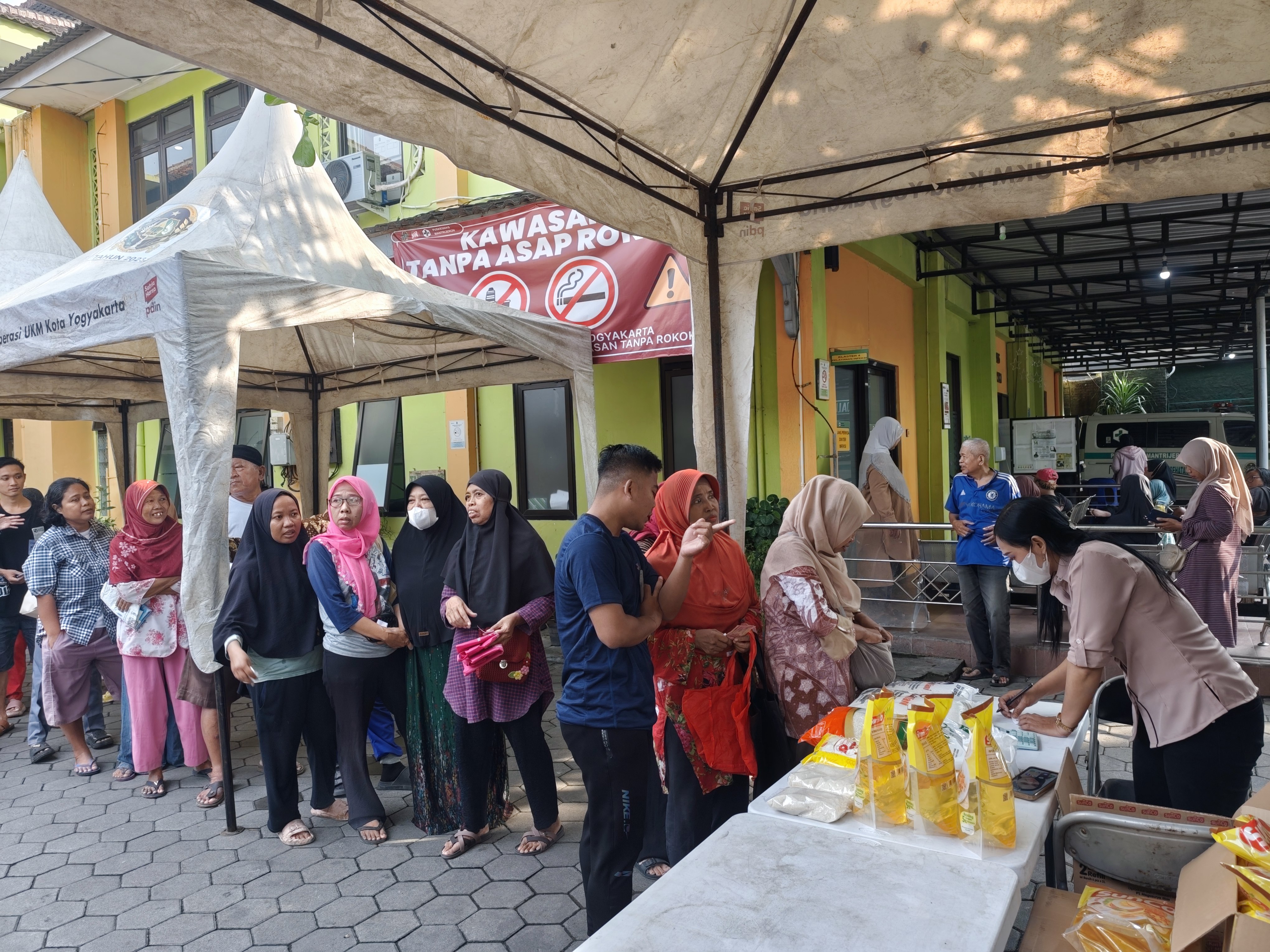 Bahan Pokok Terjangkau, Warga Mantrijeron Serbu Gerakan Pangan Murah